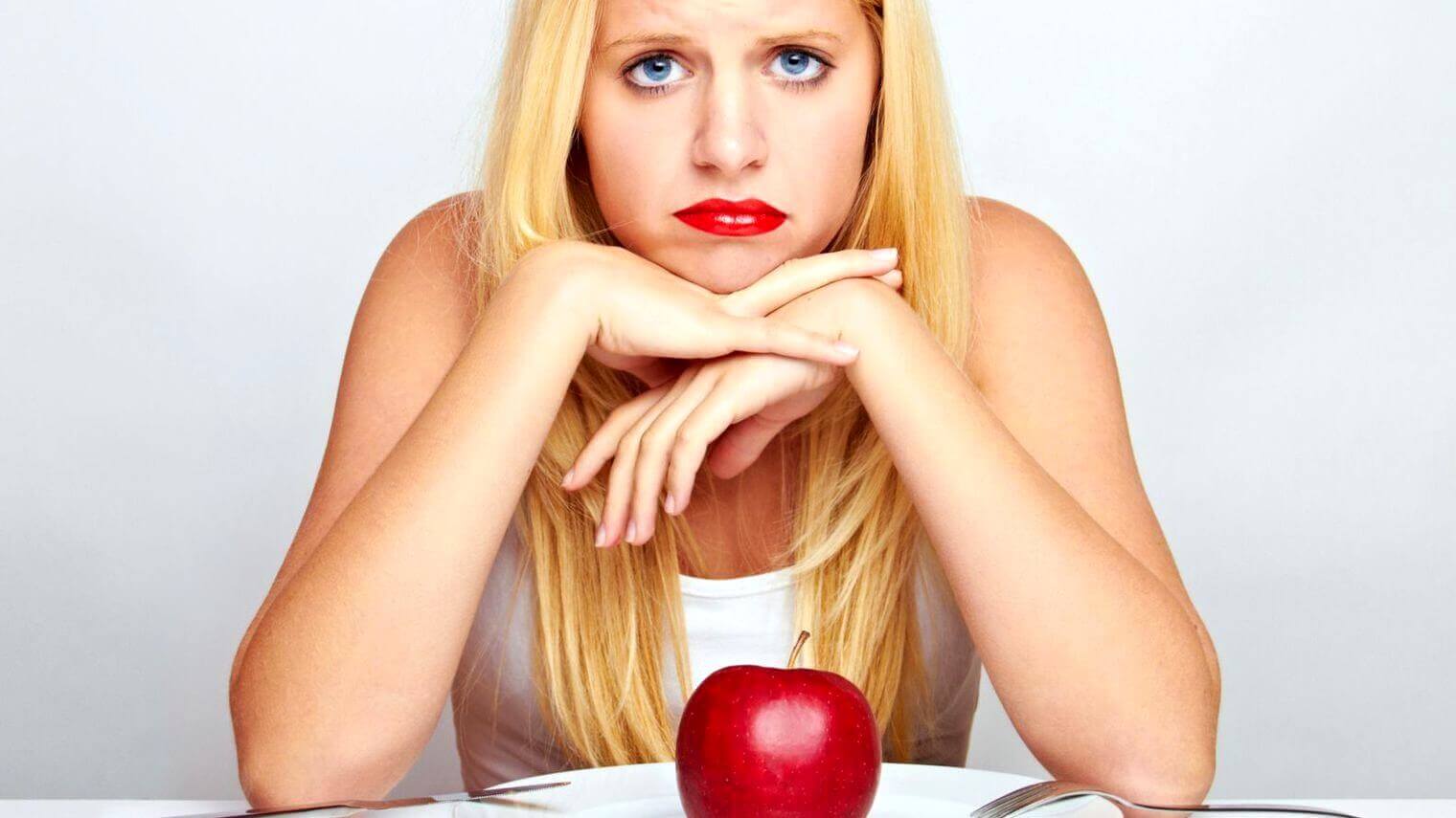 Une femme qui fait un régime pomme